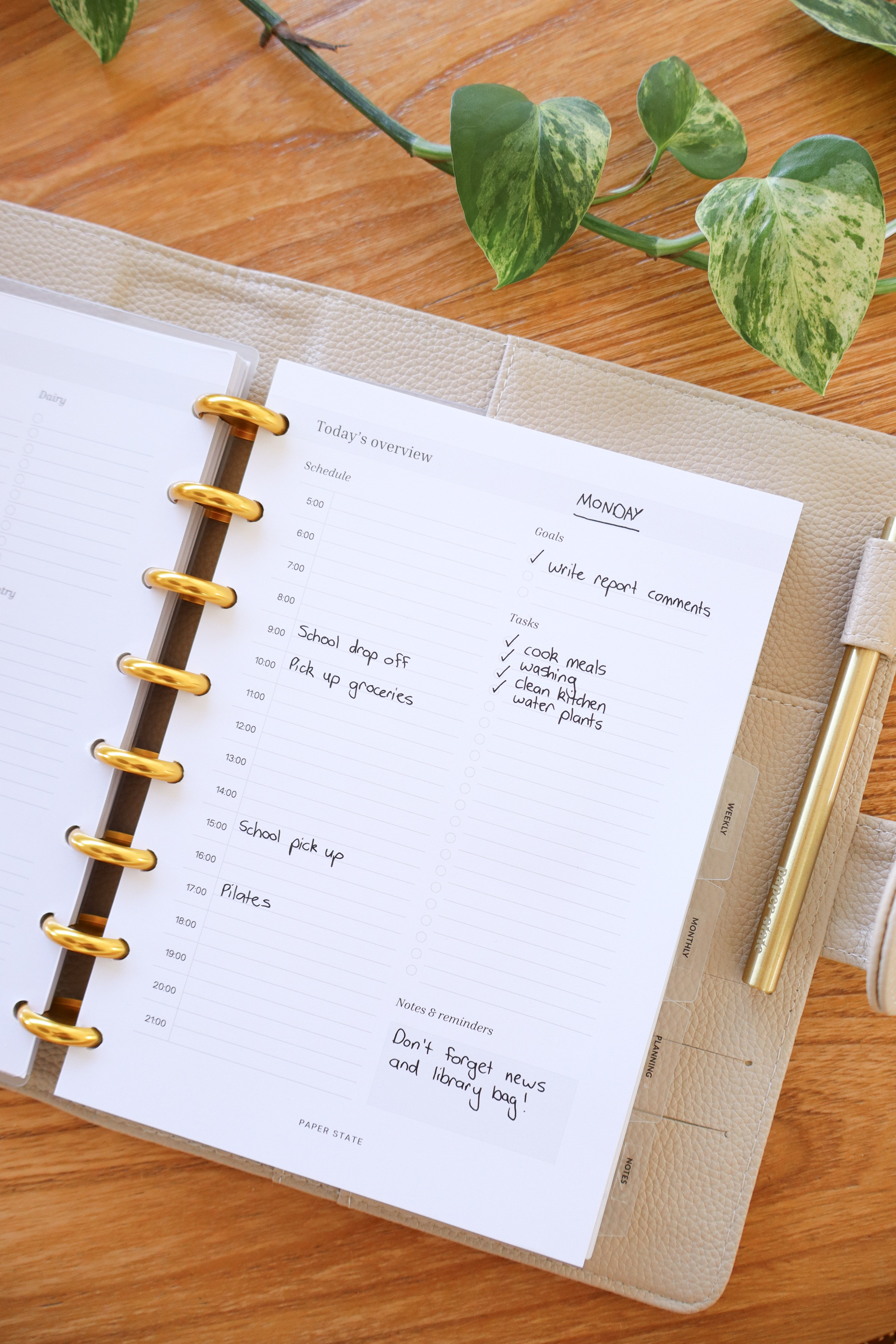 A5 Daily Overview Undated — A5 discbound insert — refillable planner pages, flat lay